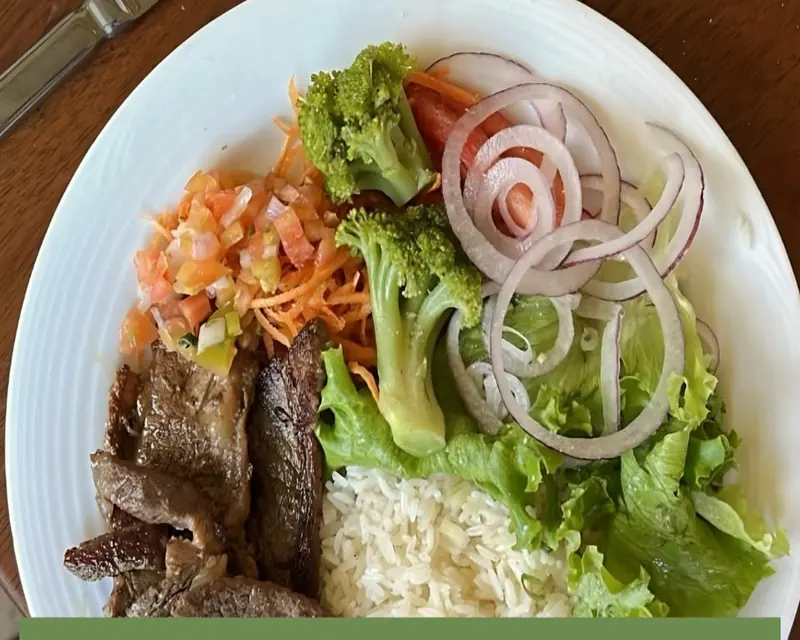 Prato com arroz, feijão, carne, legumes e salada